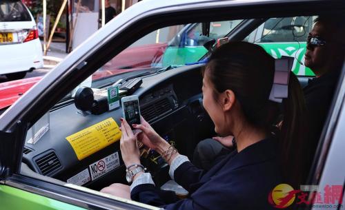 香港打车已可使用移动支付。图片来源：香港《文汇报》/记者麦钧杰 摄