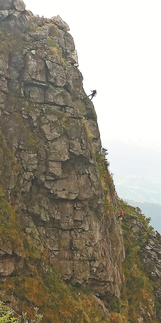 救援队员冒险在白石崖索降。白石崖高度超过100米，这是救援人员首次在这里实施索降作业。 本版图片均由深圳公益救援队提供