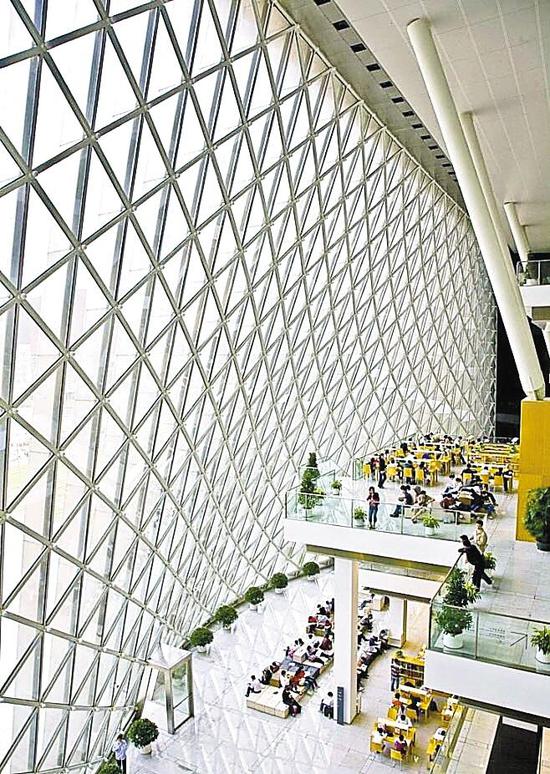 深圳图书馆新馆是集大众化、数字化及研究型为一体的大型现代化公共图书馆。