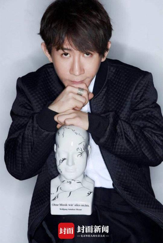 刘谦深思：下一个魔术，怎么变才能更精彩图（刘谦独家供封面新闻照片）