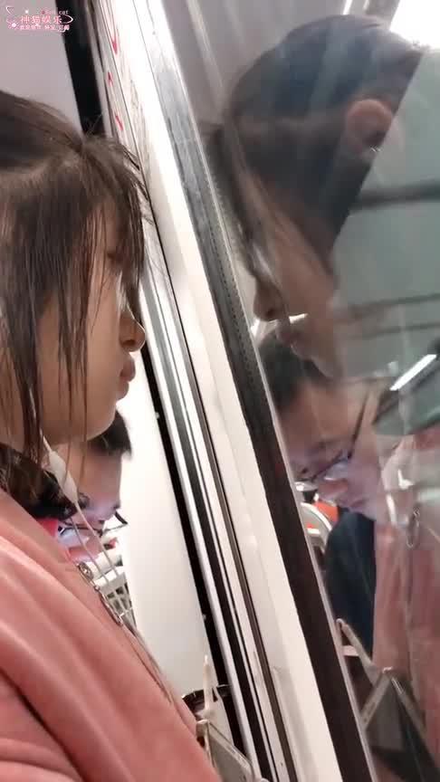 女孩坐地铁头发被夹