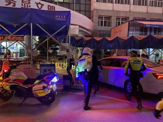 ▲民警送病患就医