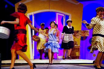 签约美国演艺经纪公司 深圳姑娘党曼菁绽放西