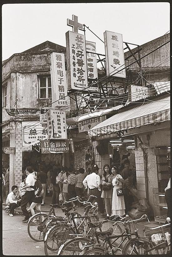 1990年,在东门老街上排队打金饰的游客。