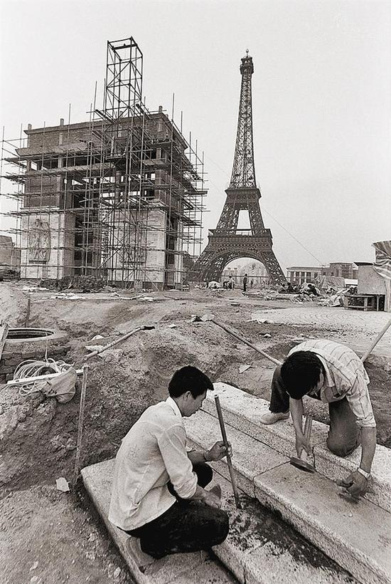 1992年，世界之窗的“点睛”之笔——法国巴黎的“埃菲尔铁塔”，比例是1∶3，高度达108米，所耗去的钢材有1000吨，仅用去的铆钉、螺栓就达16.5万颗之多。