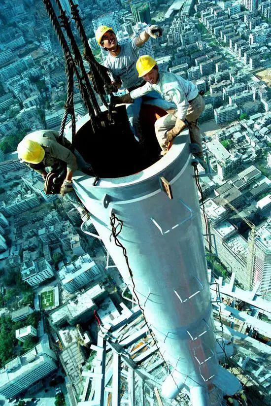 《深圳地王大厦封顶》 1995年6月9日，楼高383.95米的深圳地王大厦提前封顶，成为当年的亚洲第一高楼，最快时以2天半建一层楼，刷新了20世纪90年代新的“深圳速度”。许光明 摄