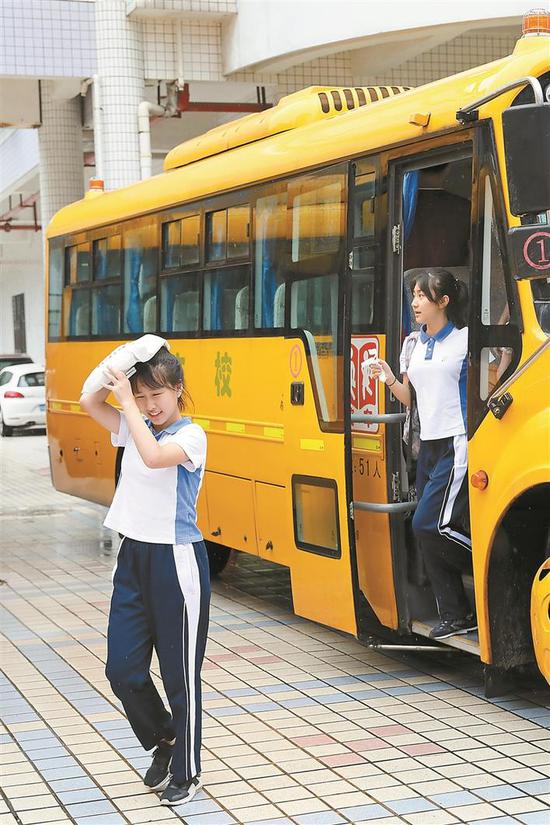 ▲考生走下校车,自信满满地进入考场。