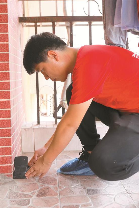 刘长流在阳台上布置捕鼠装置。深圳晚报见习记者 杨少昆 摄