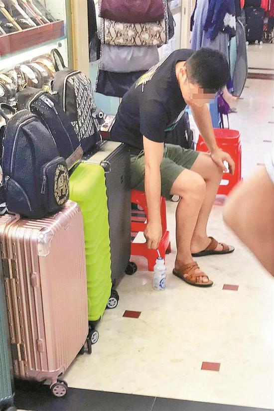▲罗湖商业城内有不少吸烟者。 深圳晚报记者 杨少昆 摄