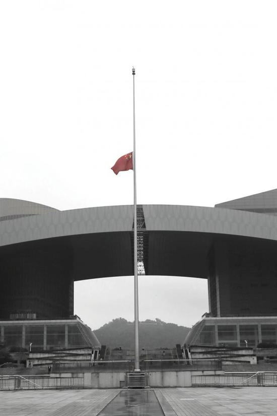 4 月 4 日，深圳市民中心广场降半旗，哀悼抗疫牺牲烈士和逝世同胞。