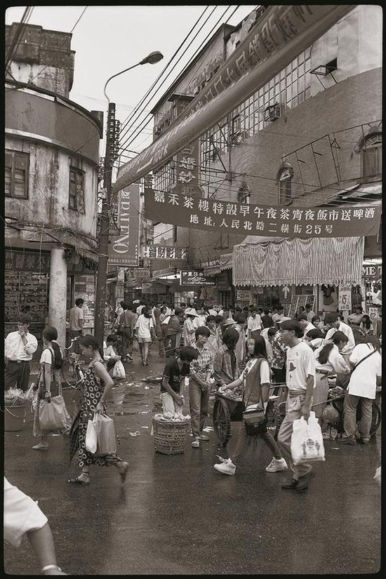 1992年,当时深圳最繁华的罗湖人民北路。