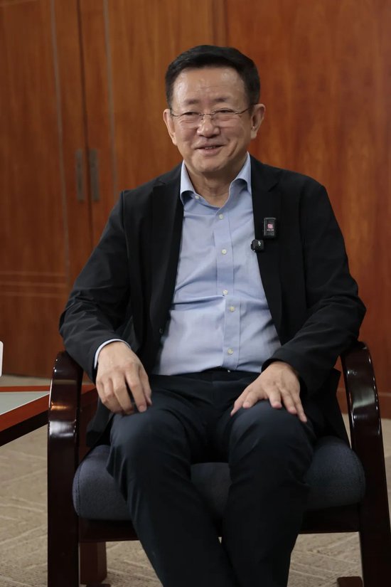 中国经济体制改革研究会副会长、综合开发研究院（中国·深圳）院长樊纲。深圳特区报记者 温涛 摄