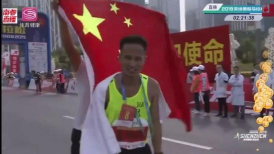 李兰俊拉拽刚刚冲刺的男子第八名选手铁亮,强行与其合影。