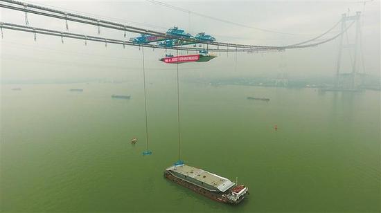3月15日，虎门二桥项目坭洲水道桥首节钢箱梁成功吊装。