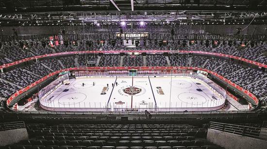 ▲大运中心冰场全部铺设完成,等待9月15日NHL中国赛开赛。