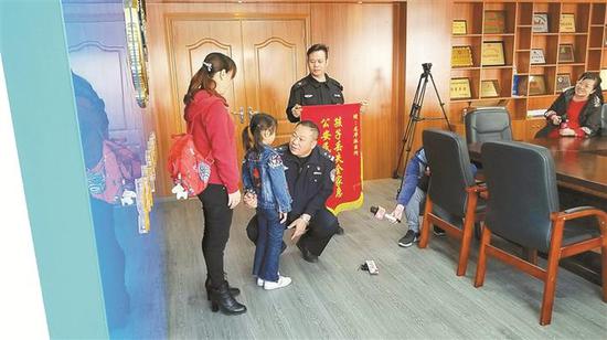 家长带着孩子向警方送锦旗表示感谢。 深圳晚报记者 马超 摄