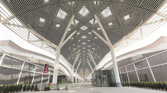 深圳国际会展中心有一条长1800米的居中长廊。深圳商报记者严文婷摄