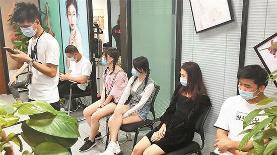 在汇海广场抓捕现场,仍有近三十名模特应聘者等待面试。 深圳晚报记者 冯明 摄