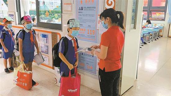 ▲学生自制的防疫头套格外有趣。 深圳晚报记者 王宇 摄