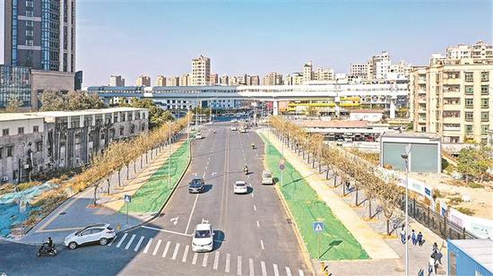 光明区马田路原本杂乱无章的占道建筑、坑洼不平的狭窄小路被整洁宽敞的柏油路替代,居民迎来“幸福路”。