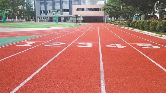 福田区美莲小学塑胶跑道。