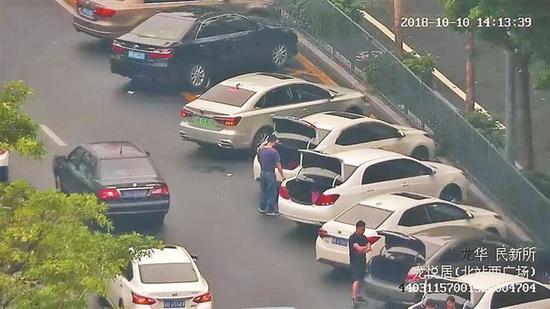 部分违停司机在深圳北站周边企图以“盖”停方式逃避交警处罚。