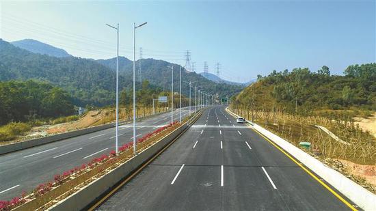 ▲南坪三期坪山新建段横跨马峦山郊野公园,沿途风景秀丽。 建设单位供图