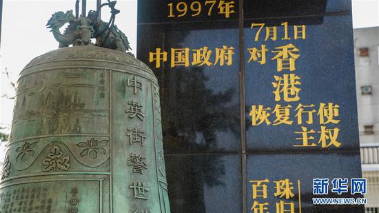 5月18日在中英街历史博物馆前拍摄的中英街警世钟。 新华社记者 刘洁 摄