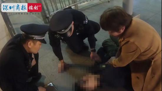 虎门站派出所民警和热心旅客地男子进行救助。