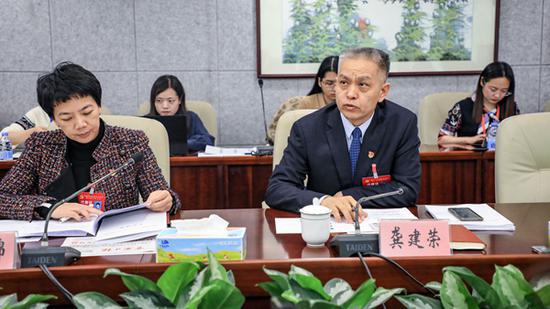区党代表龚建荣发言。