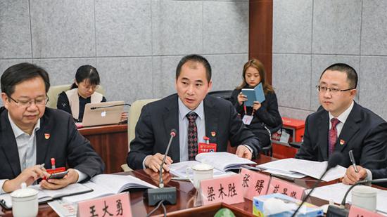 区党代表热议党代会报告。