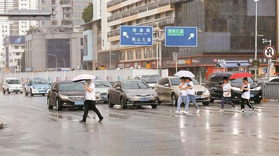 ▲深圳暴雨为炎热天气带来降温。深圳晚报记者 张焱焱 摄