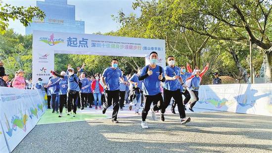 十佳步道巡礼首站，市民朋友欢乐起跑。