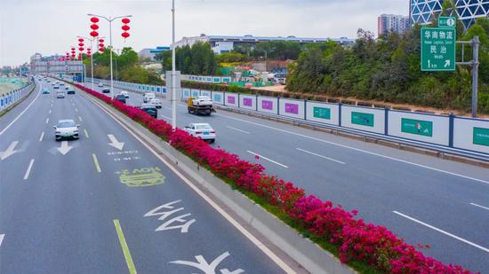 △梅观高速“红飘带”