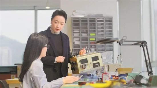 赵子君(右)与同事交流工作。