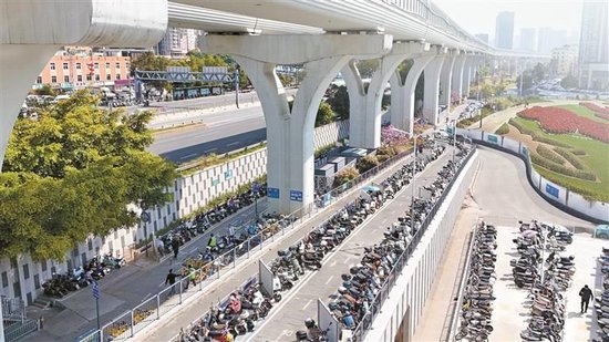 龙华区在全市首推辖区公共区域逐级划分停放严管区,破解超大城市电动自行车治理难题。