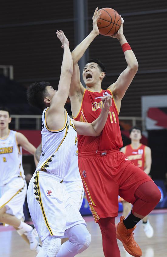 深圳马可波罗队球员沈梓捷（右）在比赛中投篮。