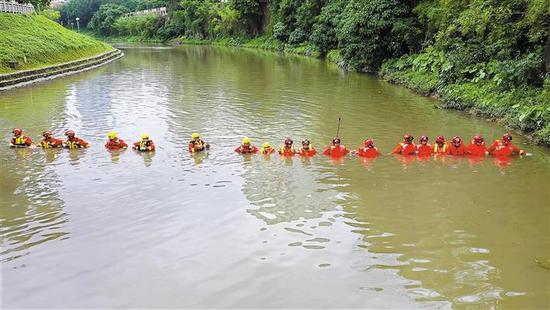 罗湖沙湾河东湖公园段搜救现场。深圳商报记者 邢浩 摄