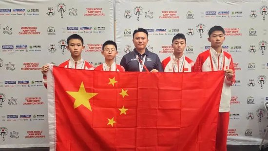 新华中学跳绳队是首次代表中国出征的校队,在四人同步花样男子组和两人车轮跳男子组斩获双金