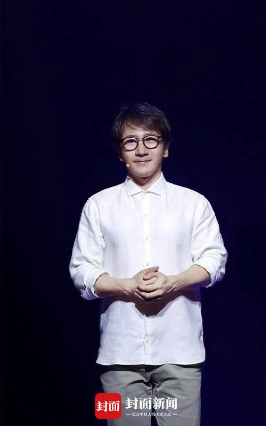 刘谦近照，魔术大师书卷气十足 （刘谦独家供封面新闻照片）