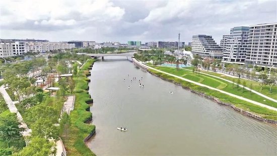经过治理提升,截流河水清岸绿,景色宜人