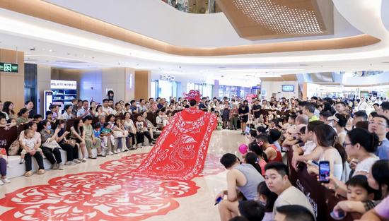 福城天虹购物中心举办的非遗剪纸服饰巡游走秀 天虹供图