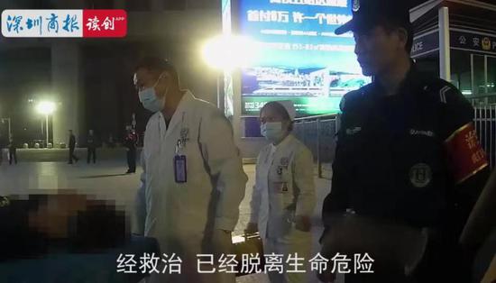 120救护人员赶到，大家合力将患者抬上担架，送往医院进行进一步救治。