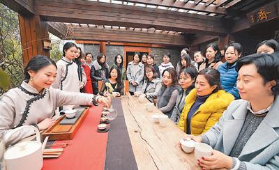 今年3月，江西南昌市政公用集团房地产公司为女性开展以茶艺为主题的活动。