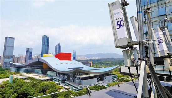 某大楼上的5G信号基站。 本版照片均由本报记者钟华登 摄