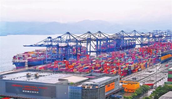 6月24日零时起，盐田国际集装箱码头整体操作全面恢复。深圳商报记者 廖万育 摄