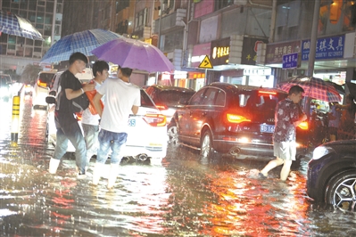 广州日报全媒体记者轩慧 摄 罗湖区金塘街的积水。