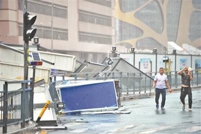 台风“山竹”给不少房屋车辆带来损害。