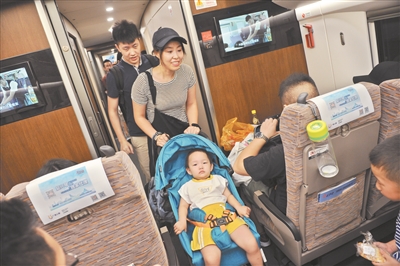 旅客兴奋地登上了广深港高铁。