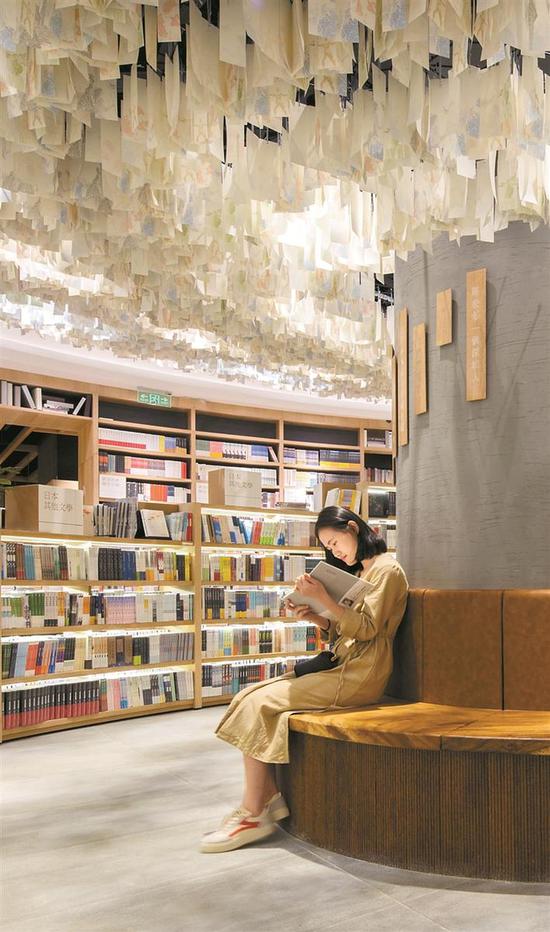 深圳壹方城覔书店内，读者沉浸在阅览之乐中。